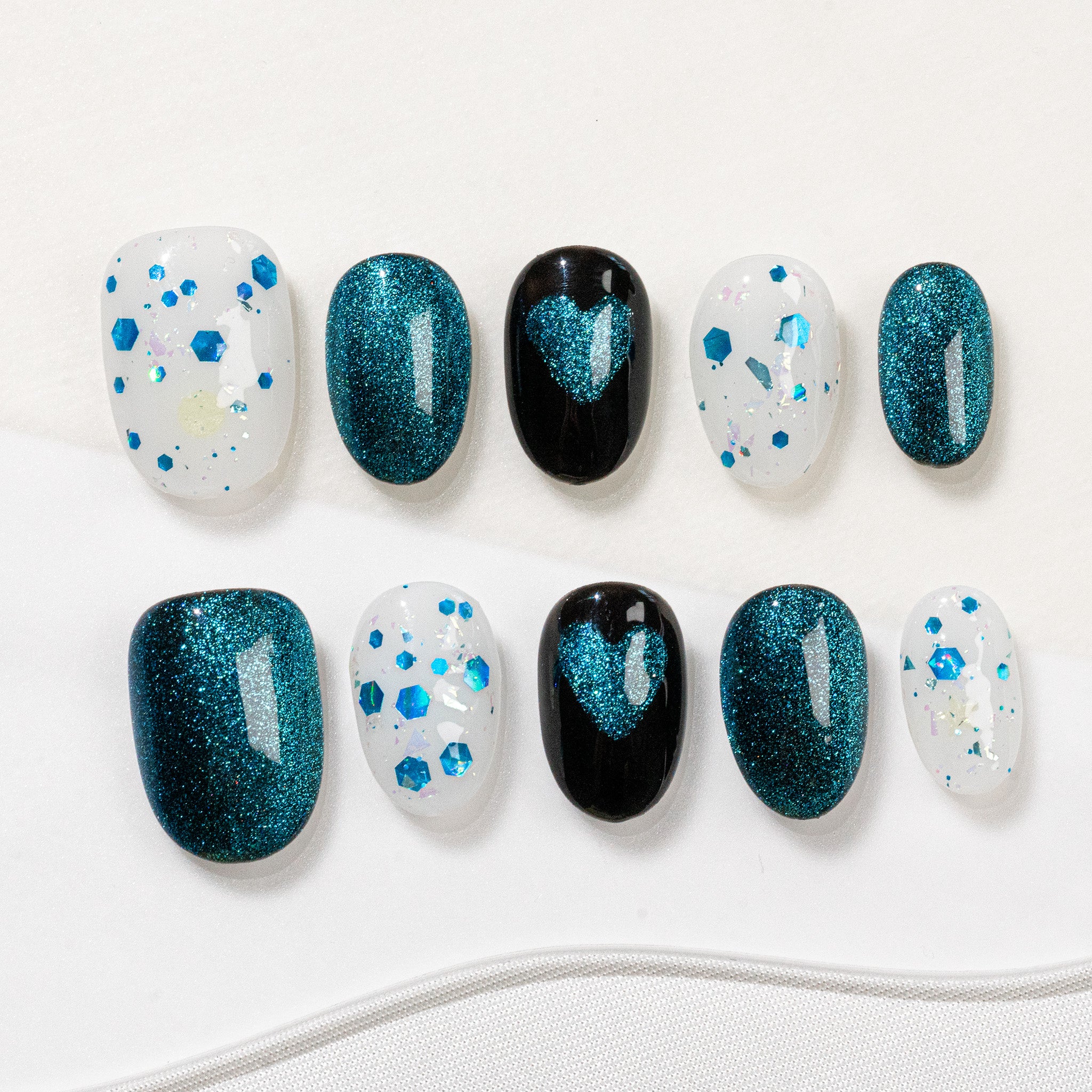 Ongles press-on faits main Moyen Amande – Bleu Aimant Cœur 10 pièces #276