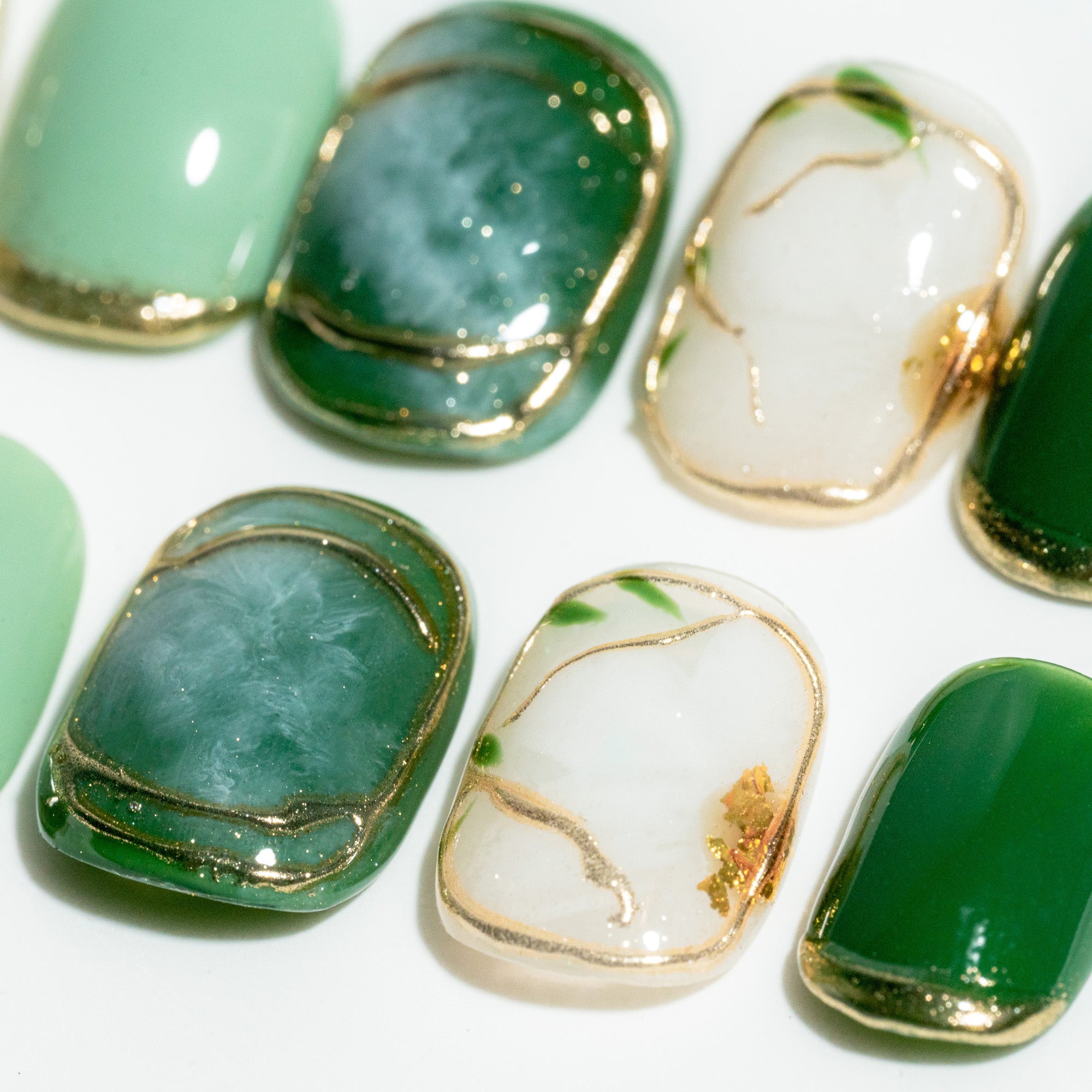 Ongles press-on faits main Court Carré-arrondi – Vert Blanc Peint à la main Brillant Ombre 10 pièces #033