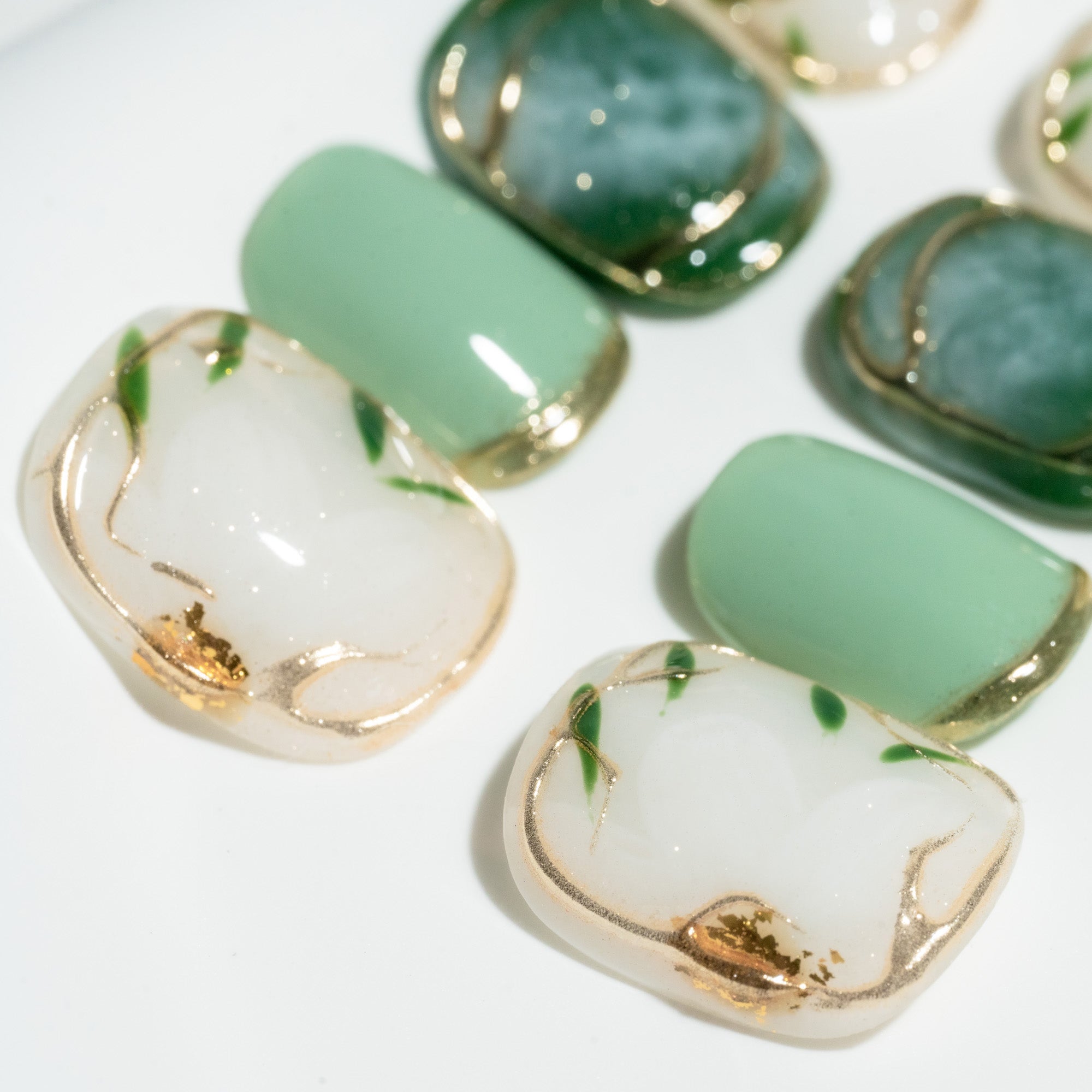 Ongles press-on faits main Court Carré-arrondi – Vert Blanc Peint à la main Brillant Ombre 10 pièces #033