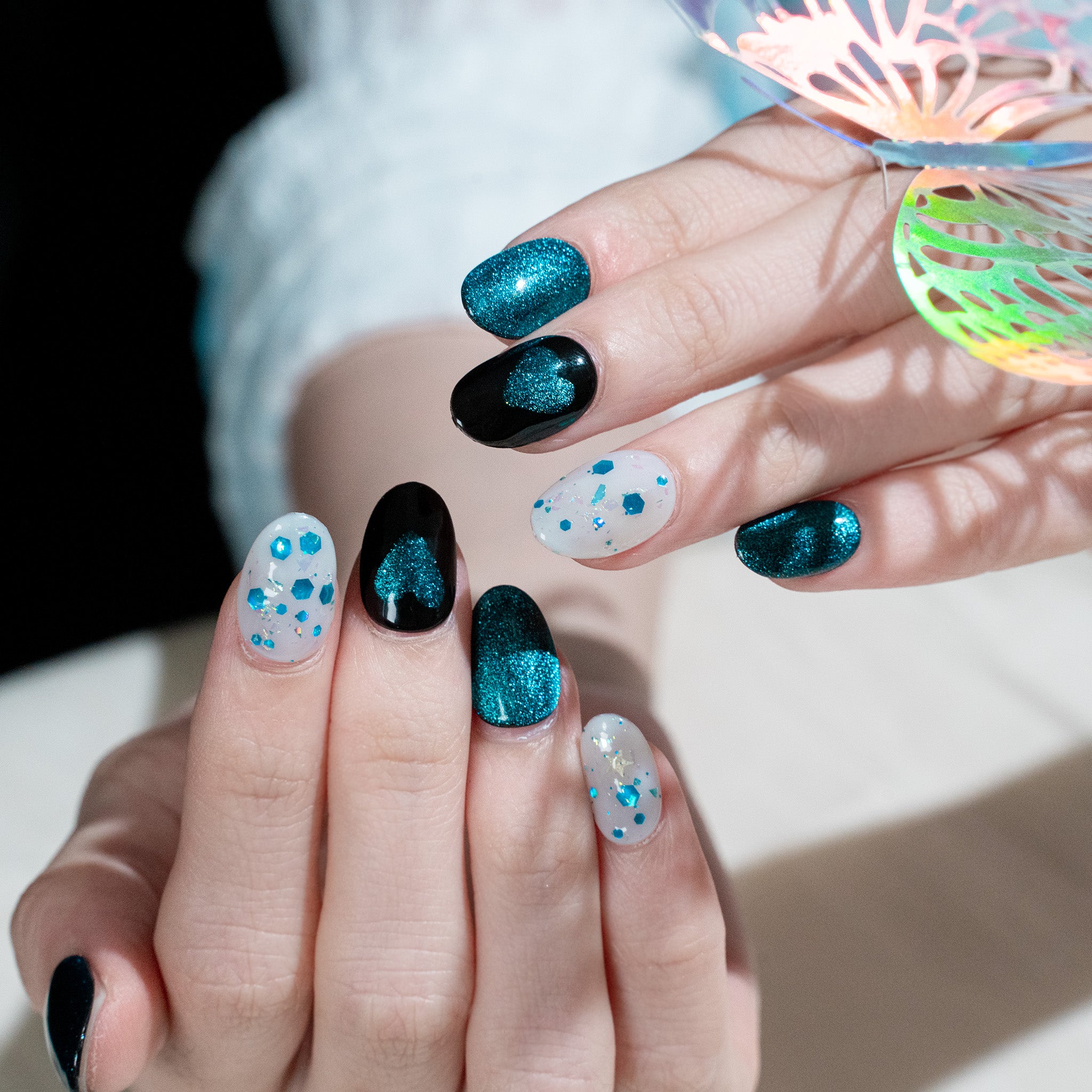 Ongles press-on faits main Moyen Amande – Bleu Aimant Cœur 10 pièces #276