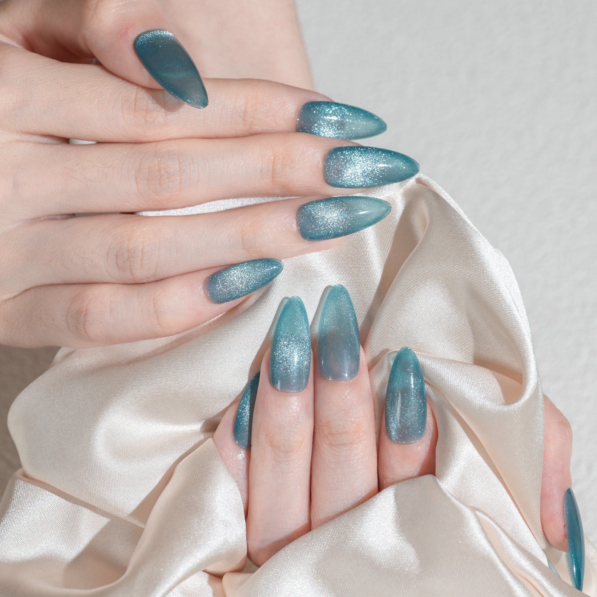 ハンドメイド ミディアム アーモンド ネイルチップ– ブルー マグネット 無地 ワンカラー シンプル 10枚セット #241