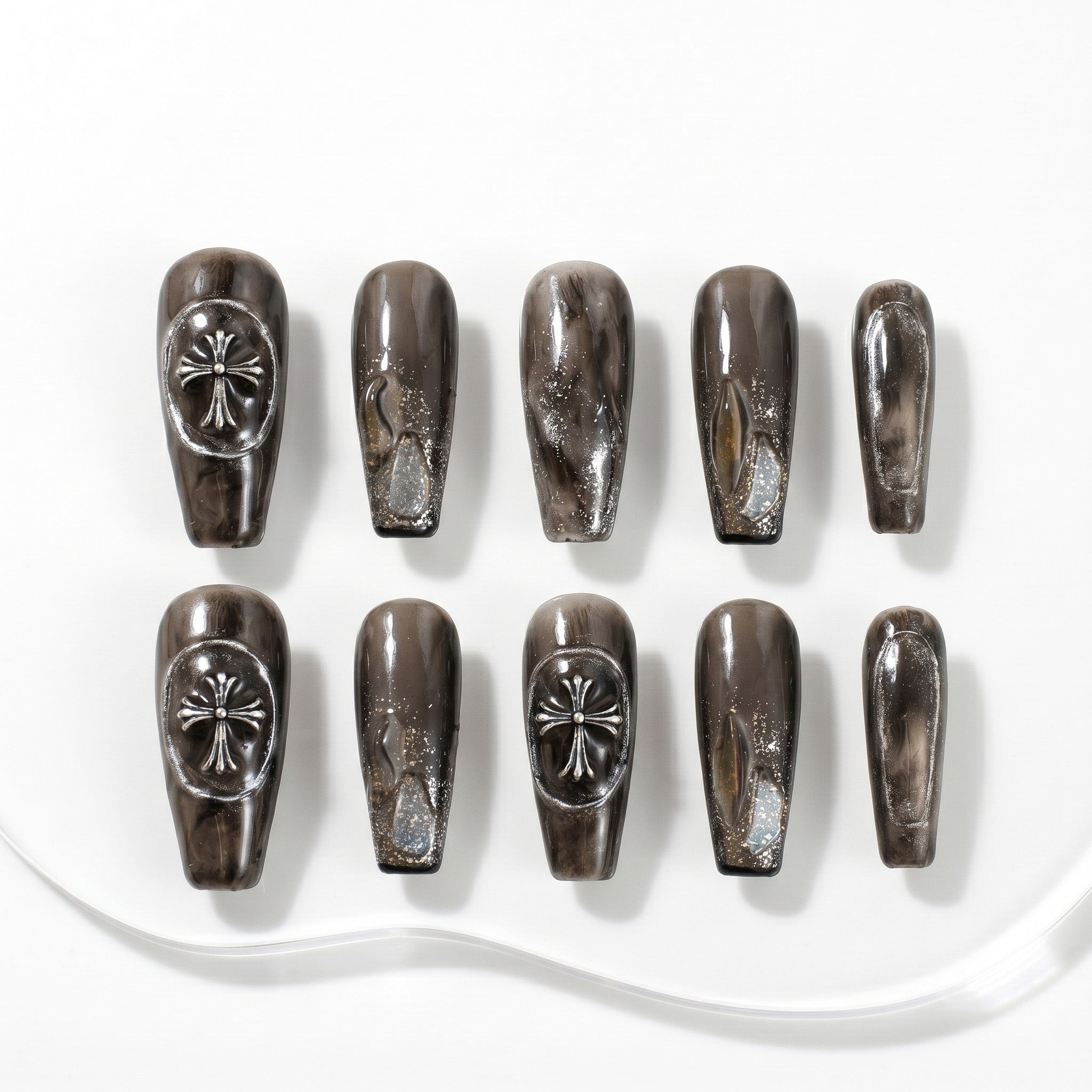 Faux ongles faits main marbre fumé et croix argentées #003