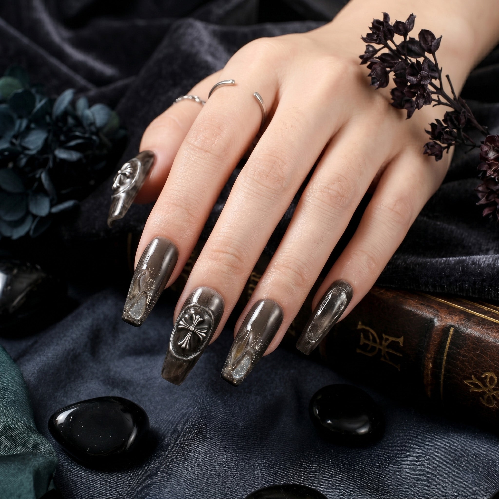 Faux ongles faits main marbre fumé et croix argentées #003