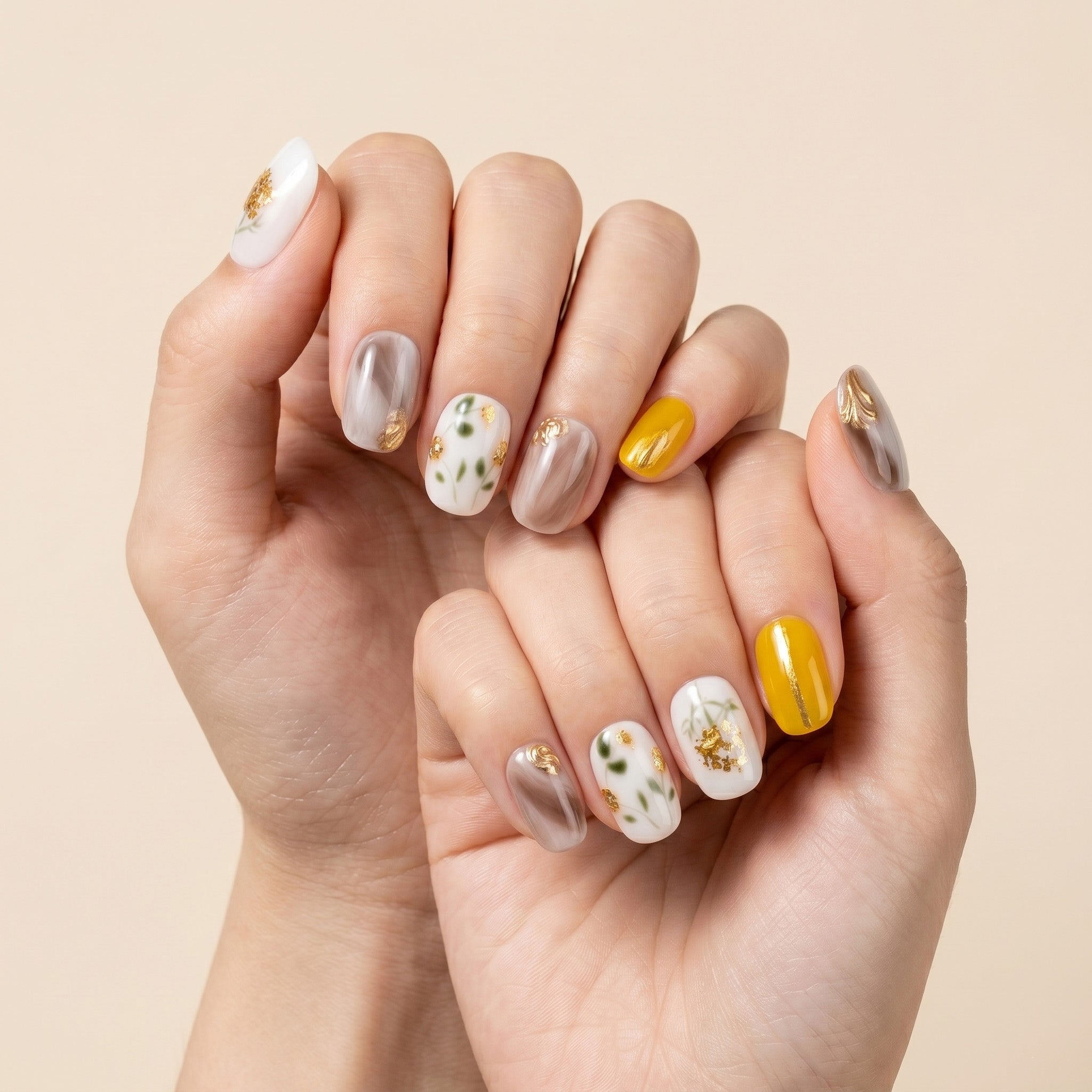 Handgefertigte Press-on-Nägel mit Marmor- und Goldfolien-Blumendesign #005