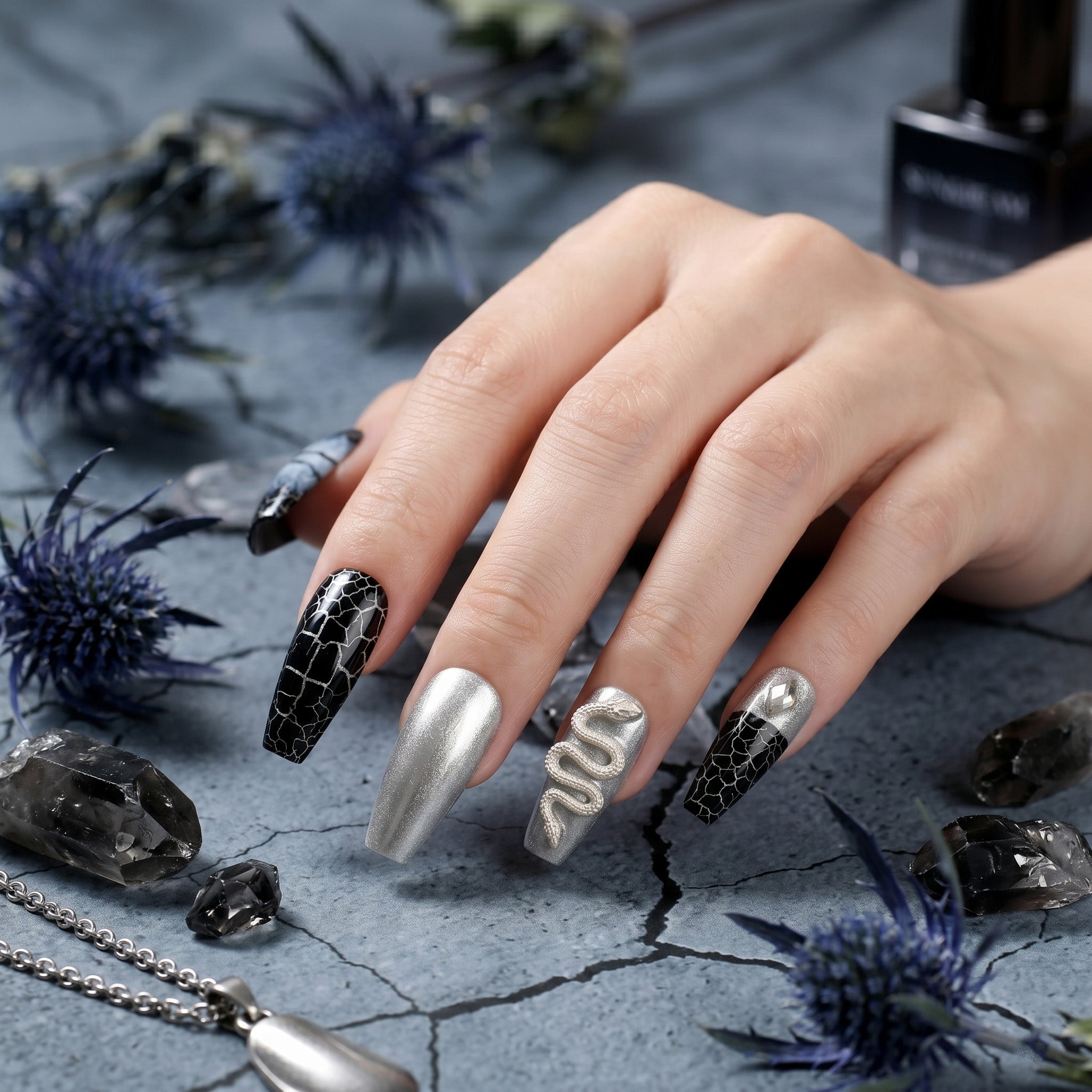 ダーククラックル&スネークモチーフのハンドメイドネイルチップ #007