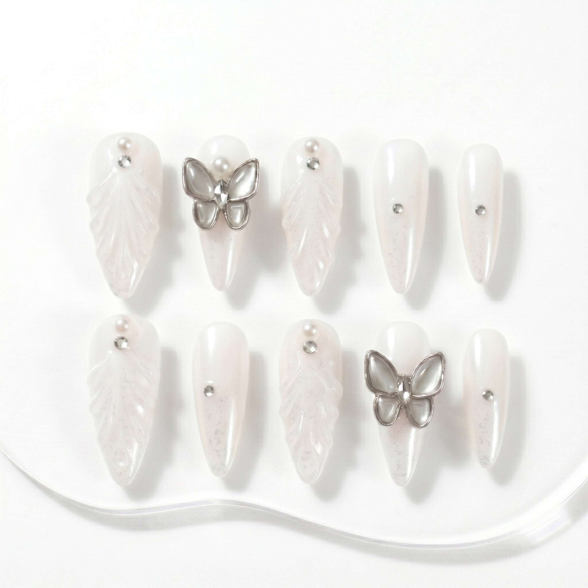 Faux ongles faits main perle et papillon argenté scintillant #020