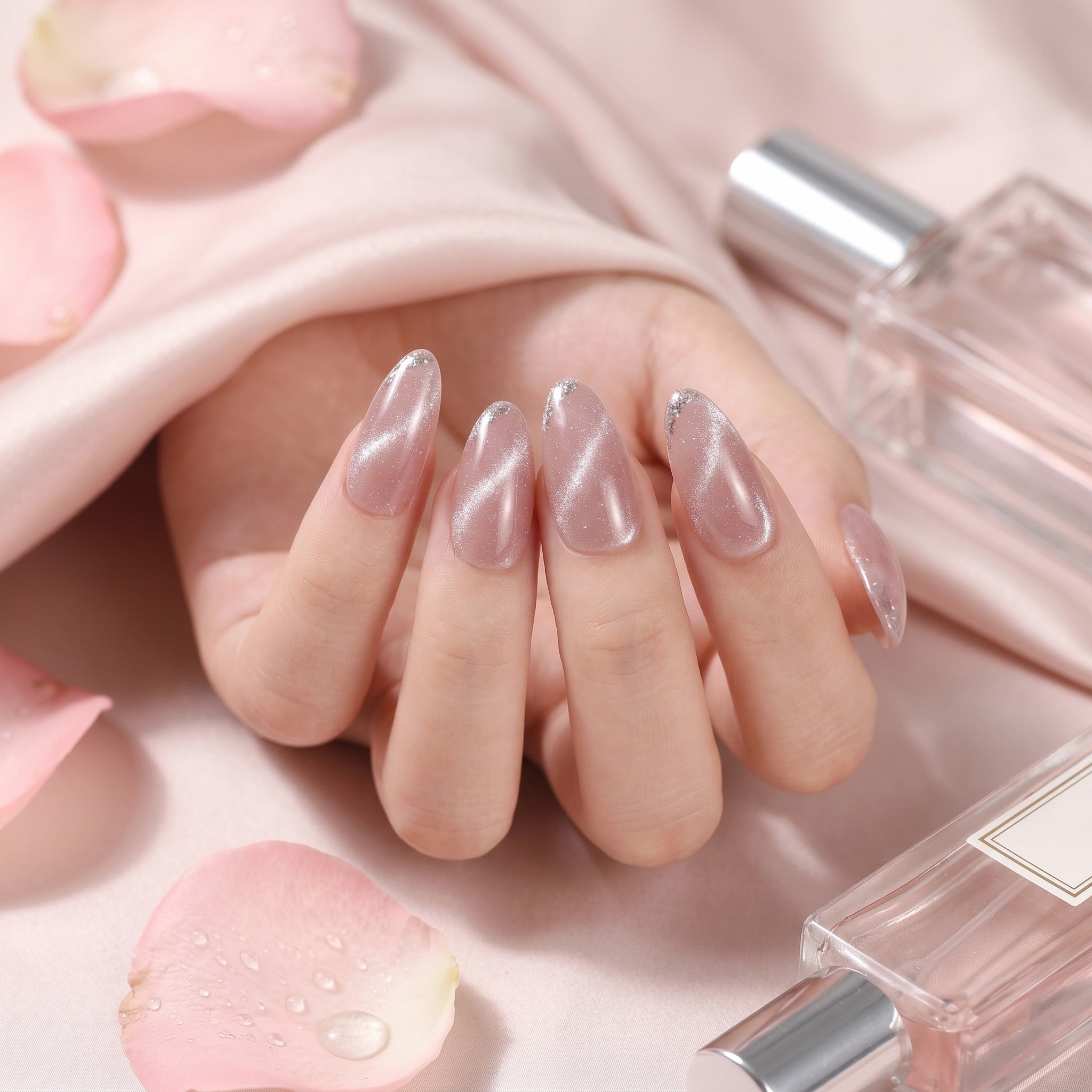 Faux ongles faits main rose nude à reflets argentés #053