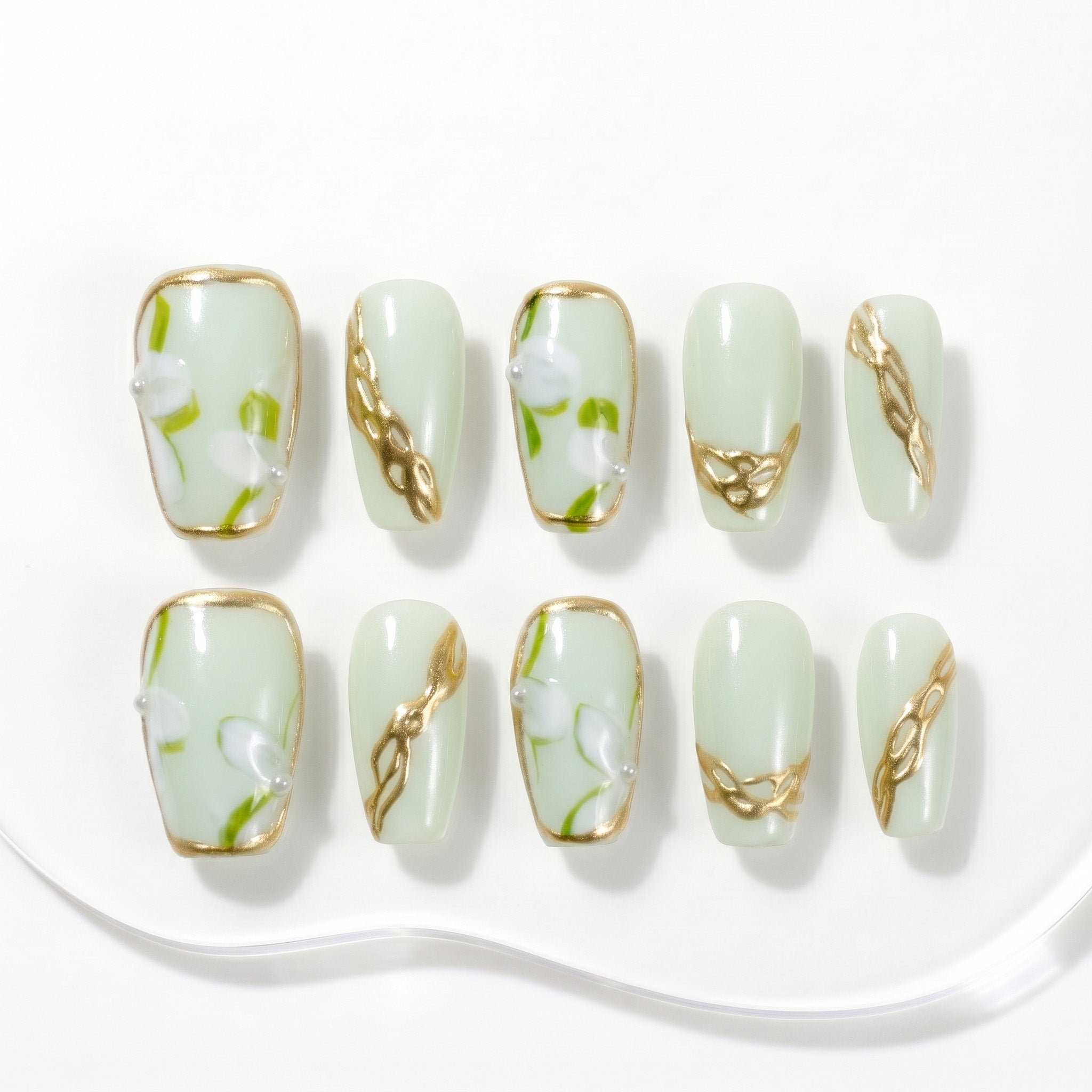 Faux ongles faits main vert menthe à motif floral et chaîne dorée #054