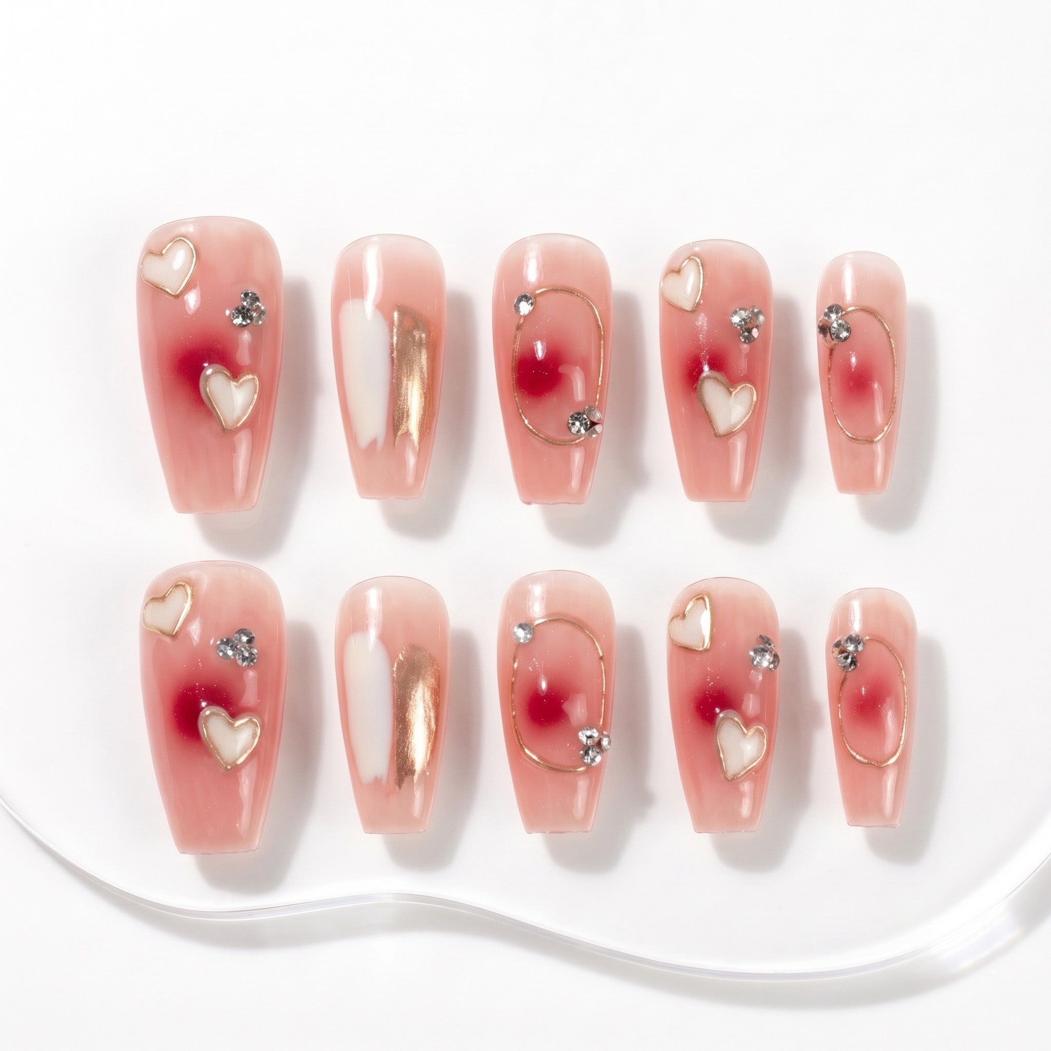 Faux ongles faits main motif cœur et lignes dorées #057