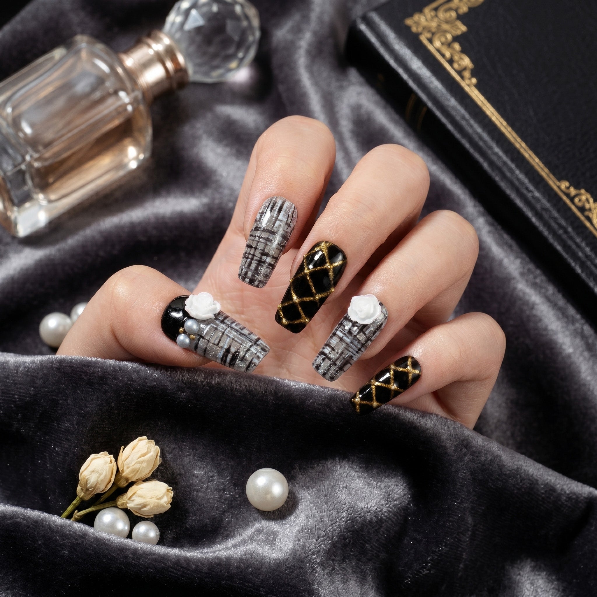 Handgefertigte Press-on-Nägel mit Karo- und Rosendesign #068