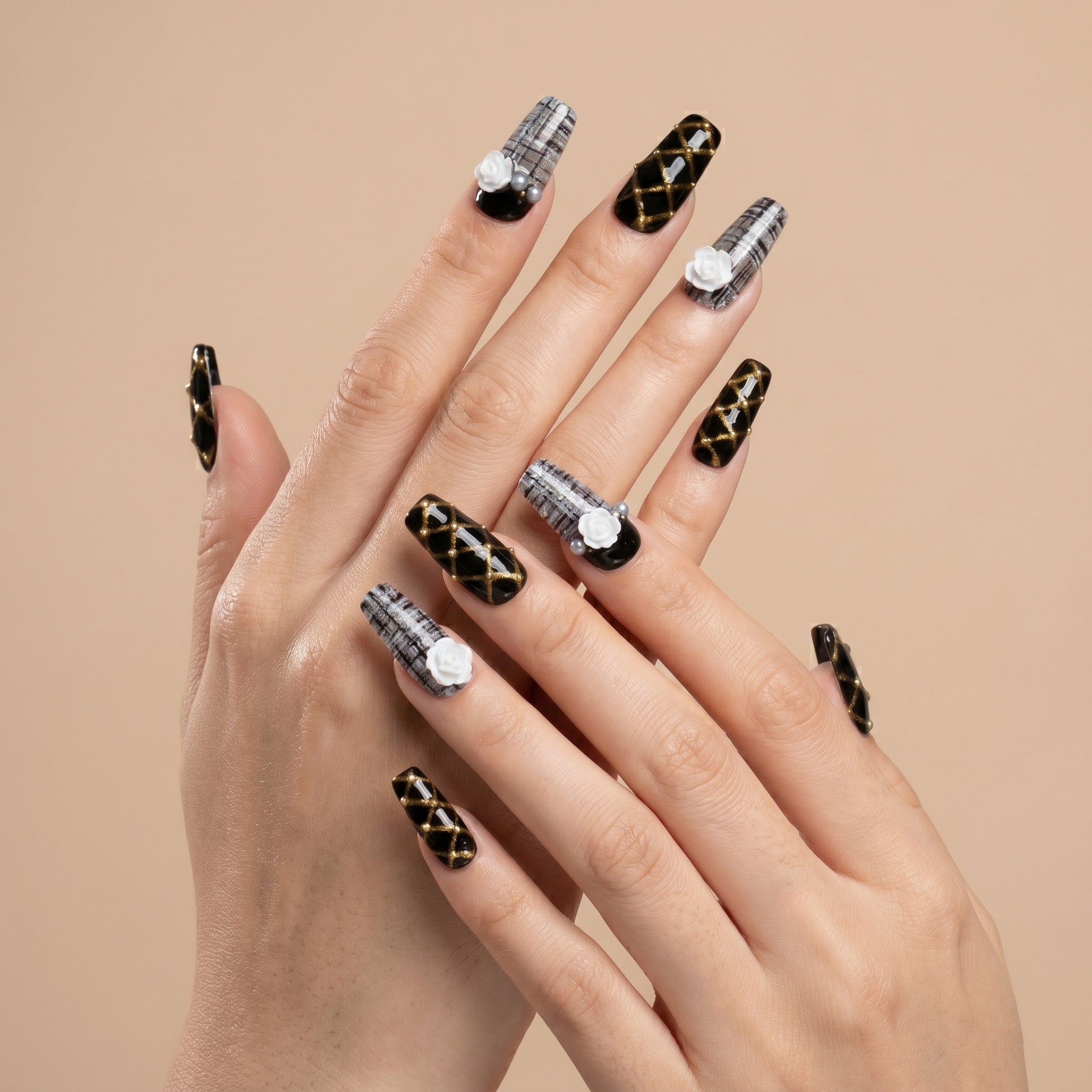 Handgefertigte Press-on-Nägel mit Karo- und Rosendesign #068