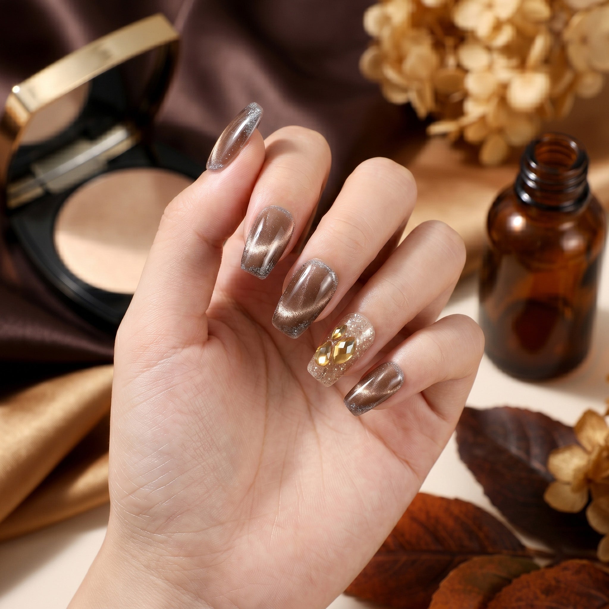 Faux ongles faits main brun doré scintillant avec bijoux #073