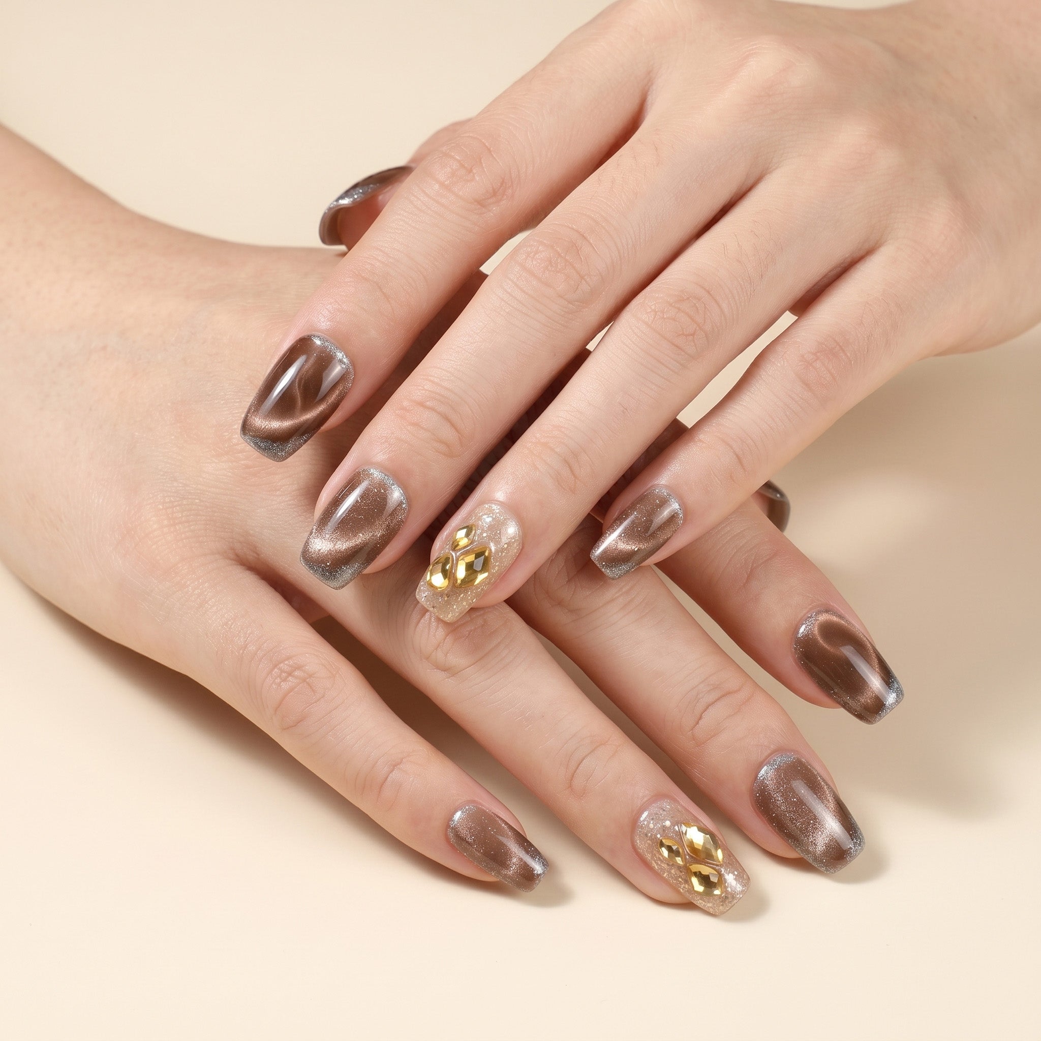 Handgefertigte Press-on-Nägel mit goldenem Braunton und Juwelen-Design #073