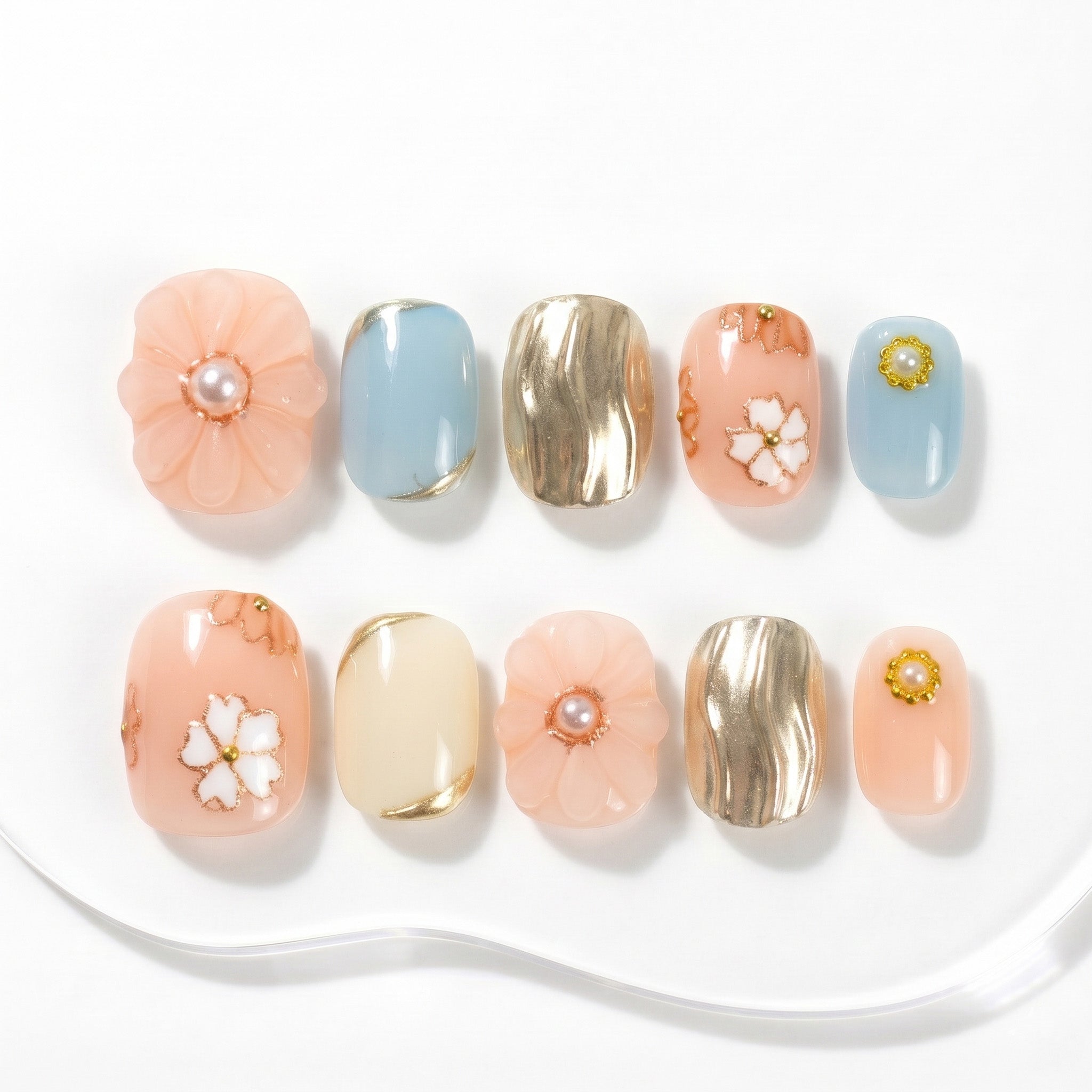 Faux ongles faits main motif floral doré #100