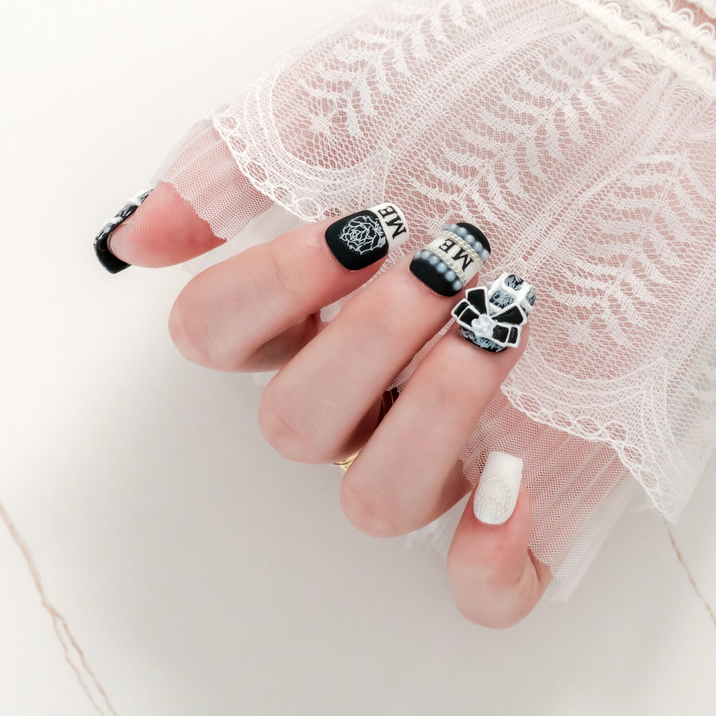 Handmade Press-on Nails Short Square Black White Tweed Flower 3D Design 10Pcs HM048