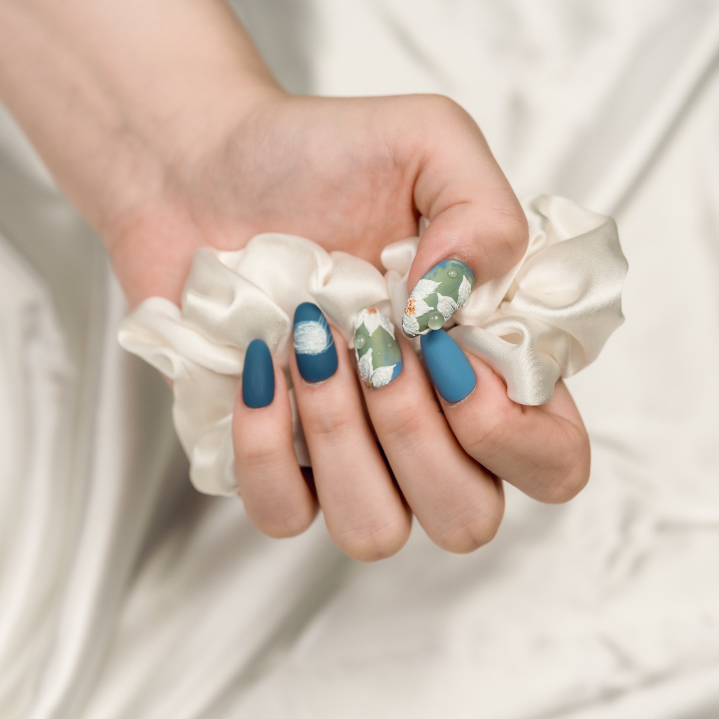 Handmade Press-on Nails Medium Long Almond Blue White Green Flower Sculpture Design 10Pcs HM060