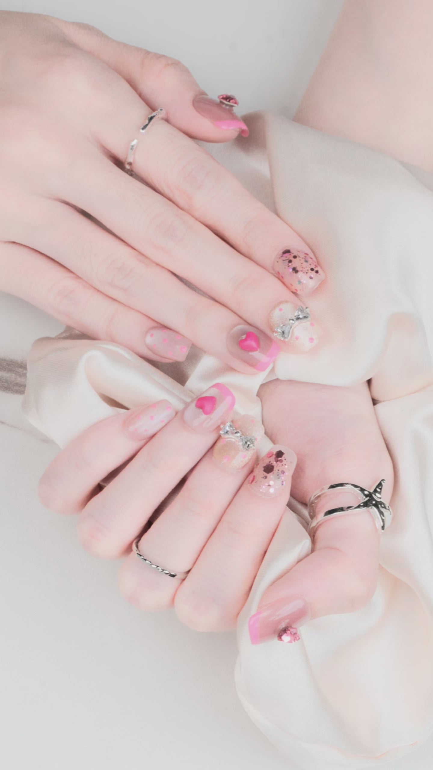 ビデオをロード: ハンドメイド ショート 短め コフィン バレリーナ ネイルチップ– ピンク フレンチ スウィート ハート 10枚セット #252