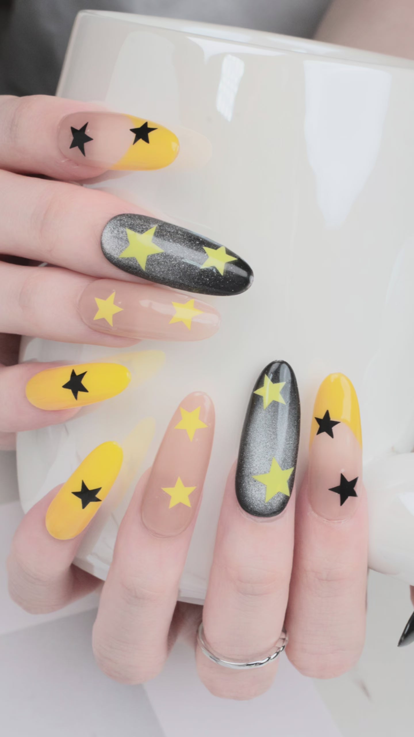 Charger la vidéo : Ongles press-on faits main Long Ovale – Jaune Noir Aimant Y2K Minimaliste 10 pièces #253