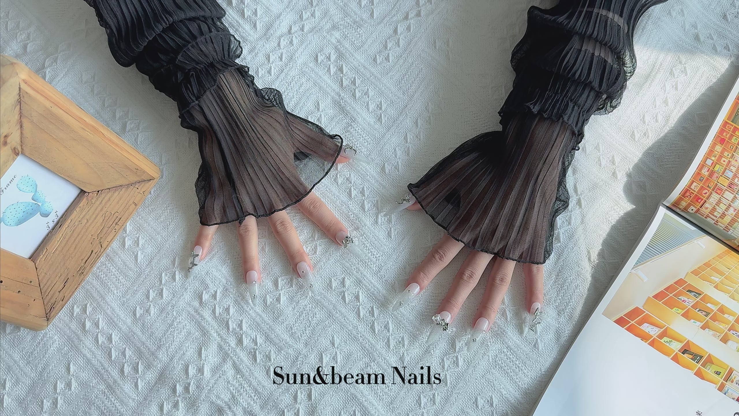 ビデオをロード: ハンドメイド ロング スティレット アーモンド ネイルチップ– ホワイト シルバー 銀 3D グラデーション スウィート 10枚セット #156