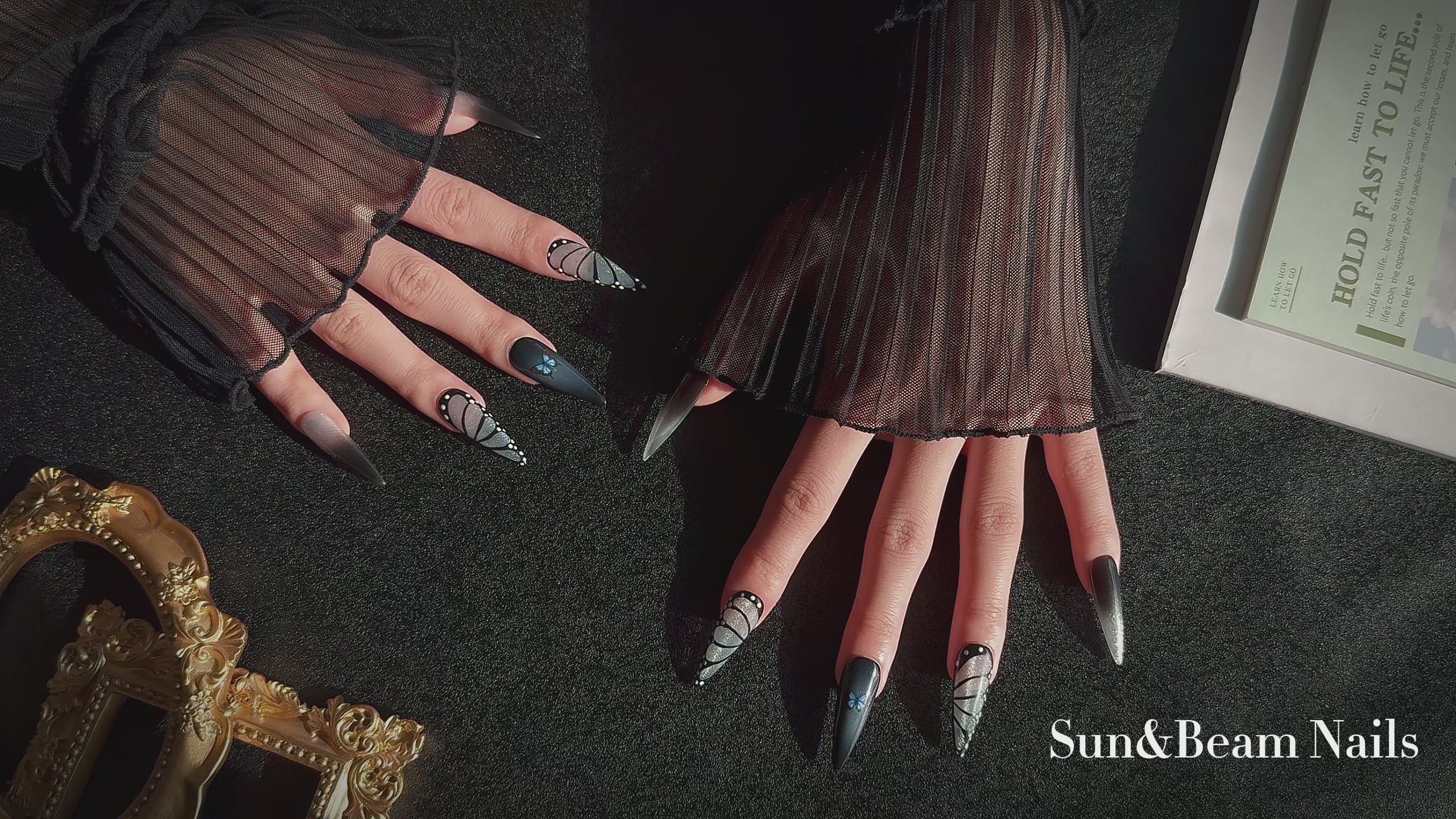 Charger la vidéo : Ongles press-on faits main Long Stiletto Amande – Noir Bleu Blanc Peint à la main Papillon Y2K 10 pièces #160