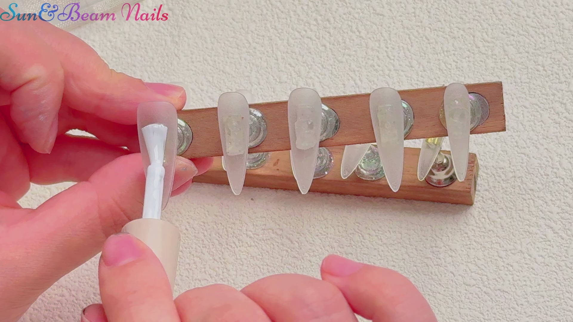 載入影片：Handmade Long Stiletto Amlond Press-On Nails - Silver Red White Strawberry Pearl Hand-Painted 10 Pcs #173