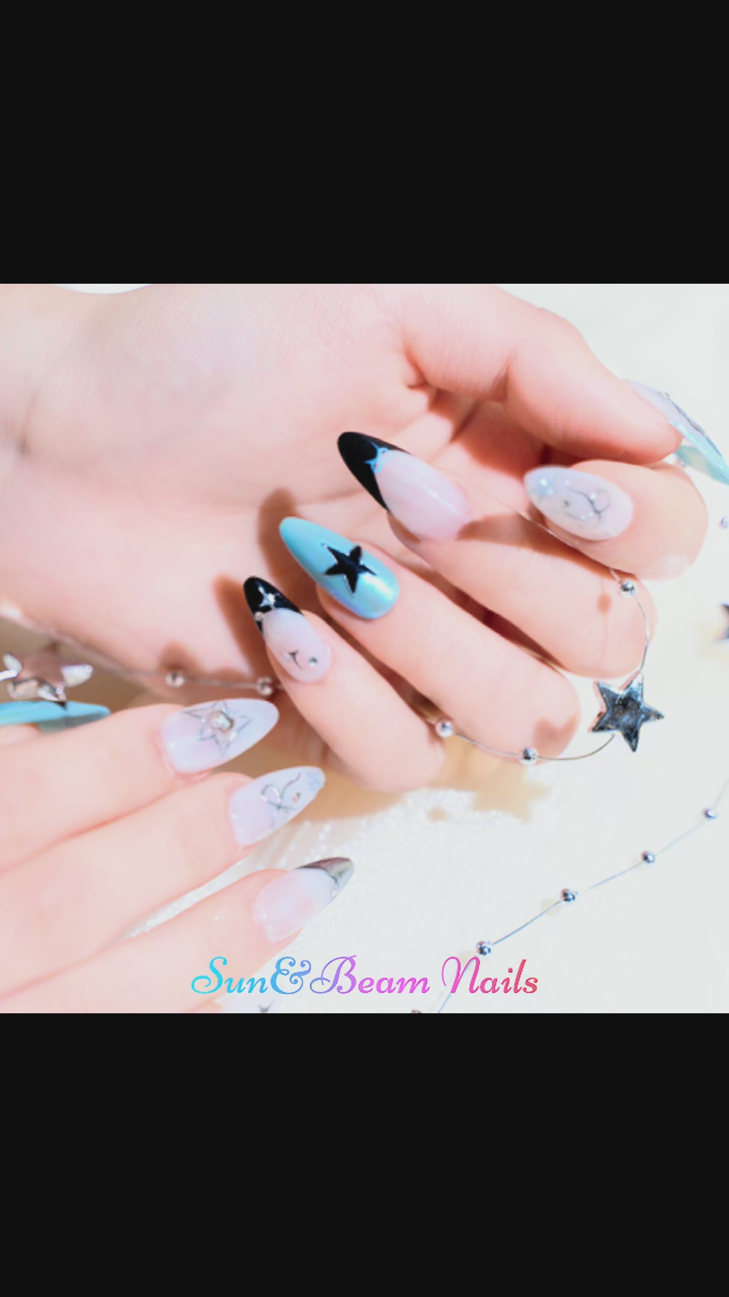 ビデオをロード: ハンドメイド ミディアム アーモンド ネイルチップ– ブルー ブラック ホワイト フレンチ 星 リボン 10枚セット #218